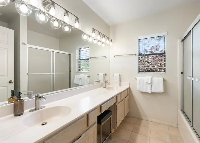 7br Entire Walk To Uptown Apartment