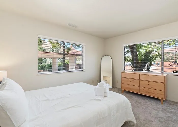 7br Entire Walk To Uptown Apartment